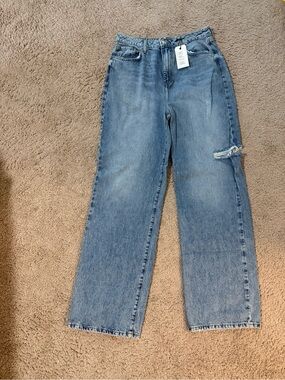 Forever 21 Light Wash Straight Leg Jeans with Thigh Rip